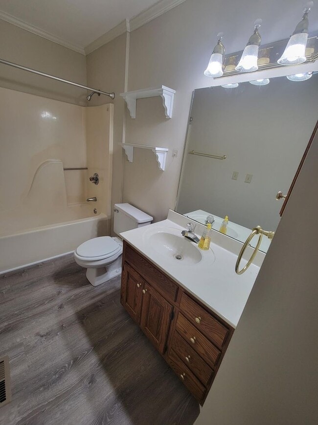 Building Photo - For Rent: Charming 2-Bedroom Brick Home in...