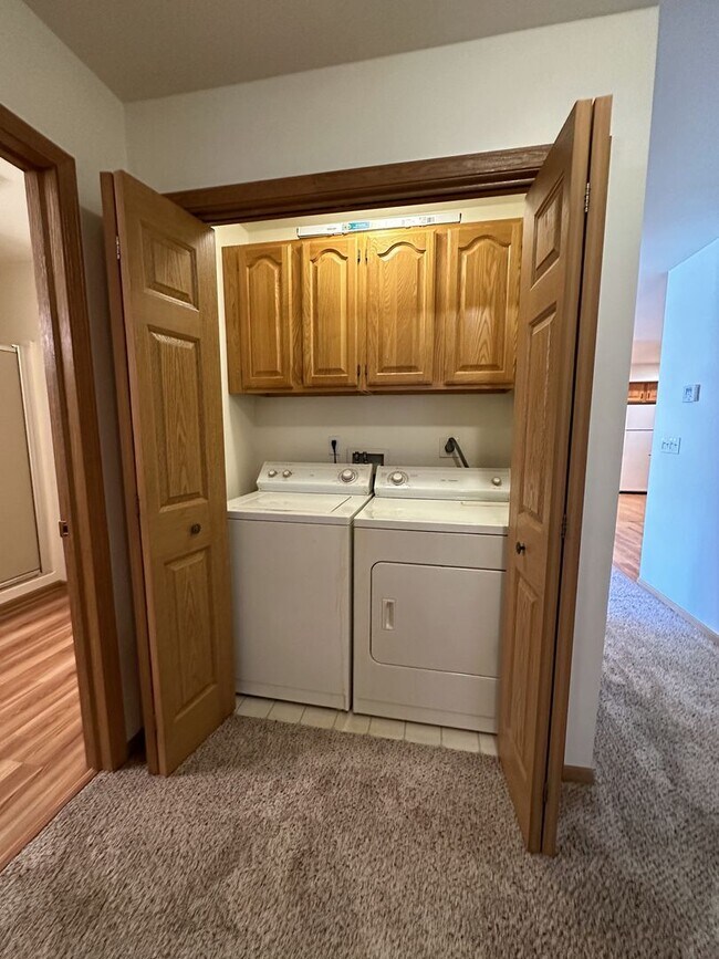 Building Photo - Updated 1st Floor Condo in Delafield!