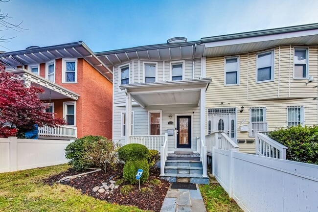 Primary Photo - Beautiful TH - 4 bedroom + 3.5 BA - 7 mo -...