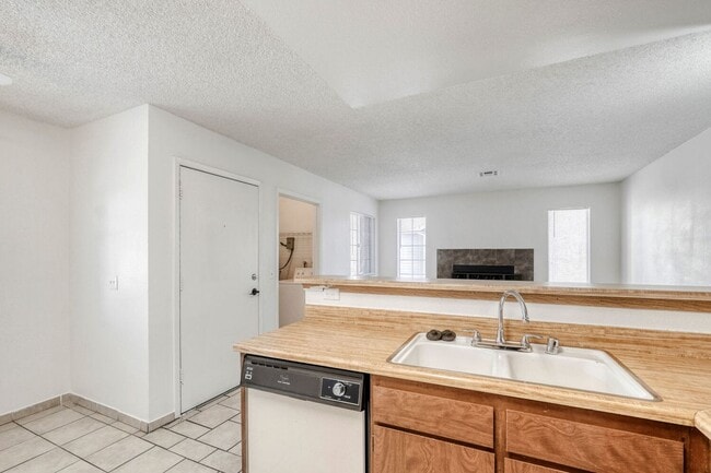 Building Photo - Spacious Upstairs 2-Bedroom, 1-Bath with Fireplace – Move-In Ready