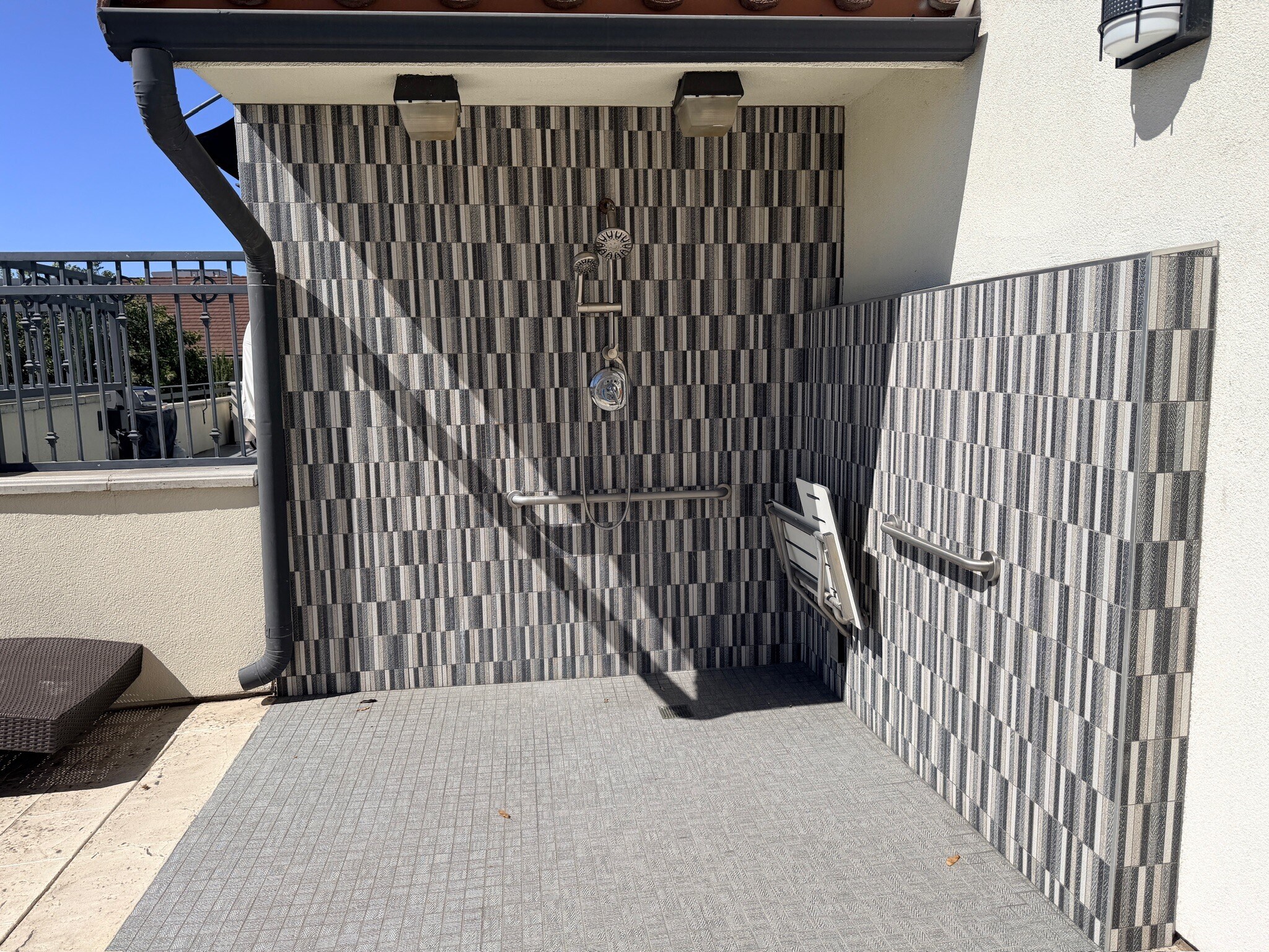 Jacuzzi Shower - 3950 Ohio St