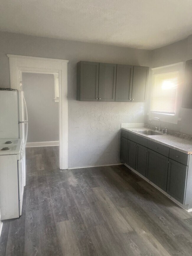 Building Photo - Bradwell3001-3003