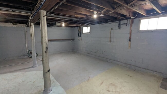 Building Photo - 817 Western Ave