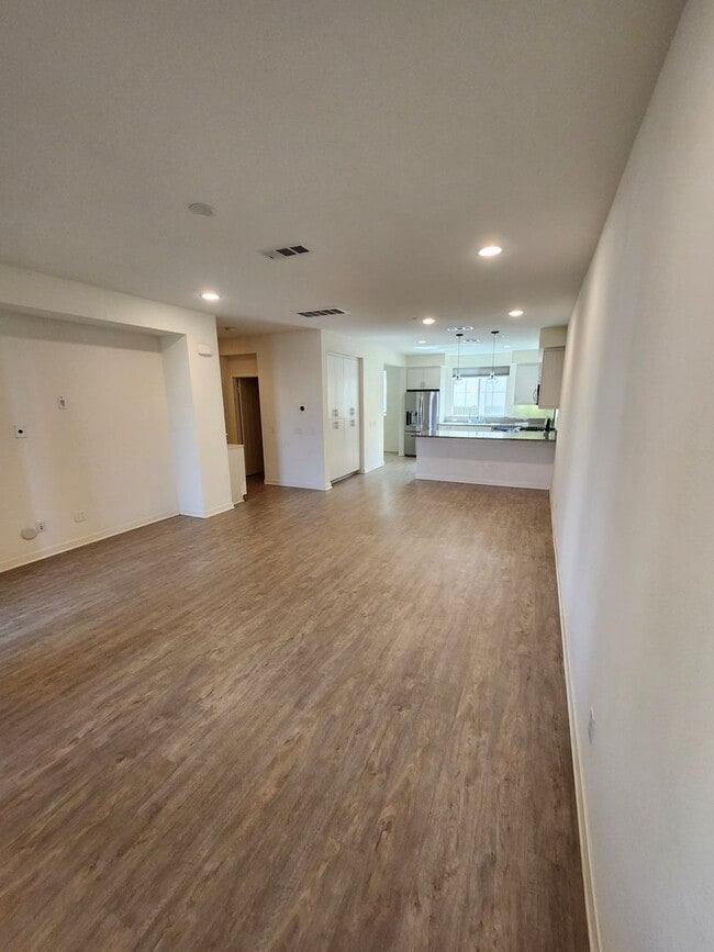 Building Photo - Gorgeous Tri-level Townhouse 3 beds 3 1/2 ...