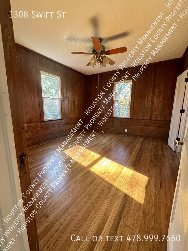 Building Photo - 1308 Swift St