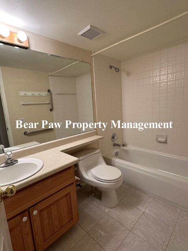 Building Photo - "Great  2-Bed, 2-Bath Condo Genesee"