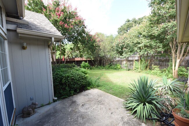Building Photo - 4 Bedroom home for rent with vaulted ceili...