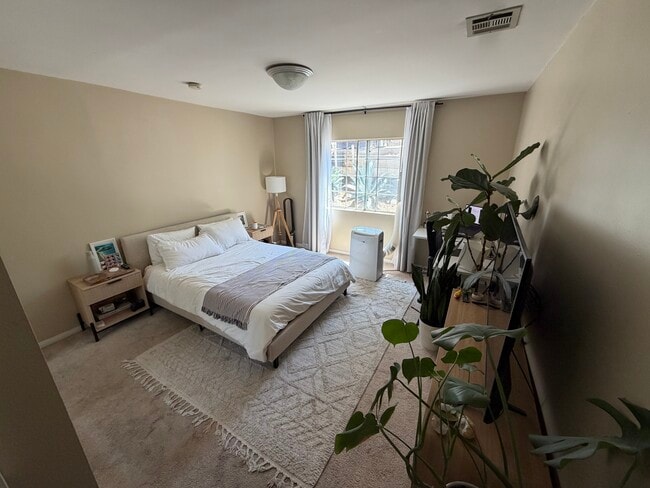 Master bedroom - 3283 Kelton Ave