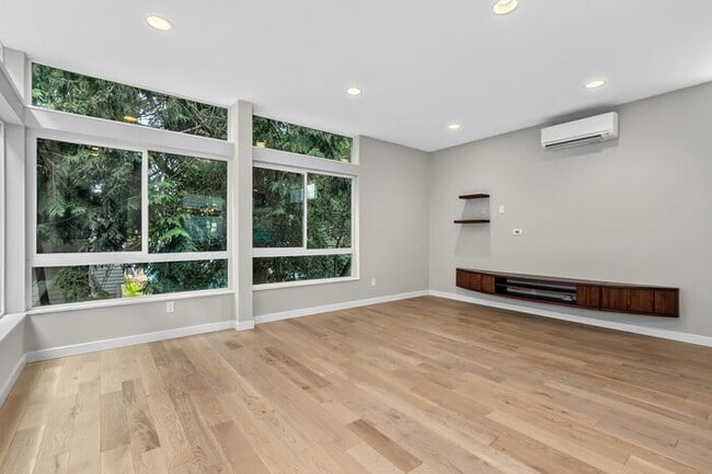 Building Photo - Stunning Standalone Townhome In Coveted Lincoln Park w/ AC (1st Month Free)