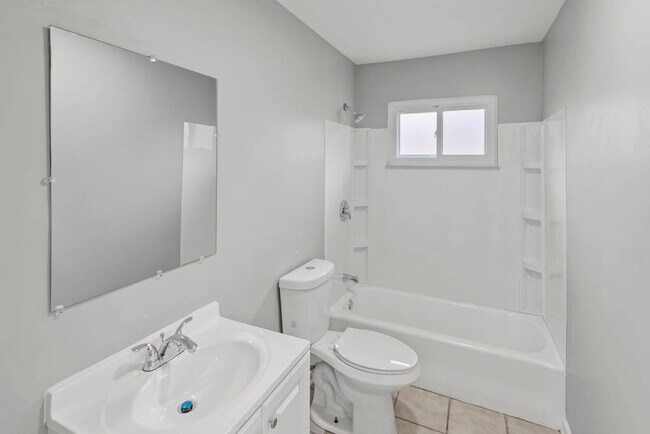 Building Photo - 1531 Freeland Ave