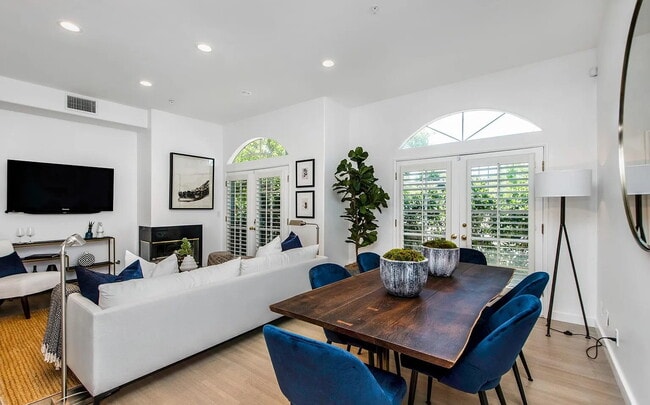 Building Photo - "Charming 1-Bedroom Oasis in the Heart of Encino - Perfect for Your Cozy Retreat!"