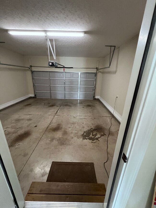 Building Photo - 4 Bdrm, 2 Bath, 2 Car Garage