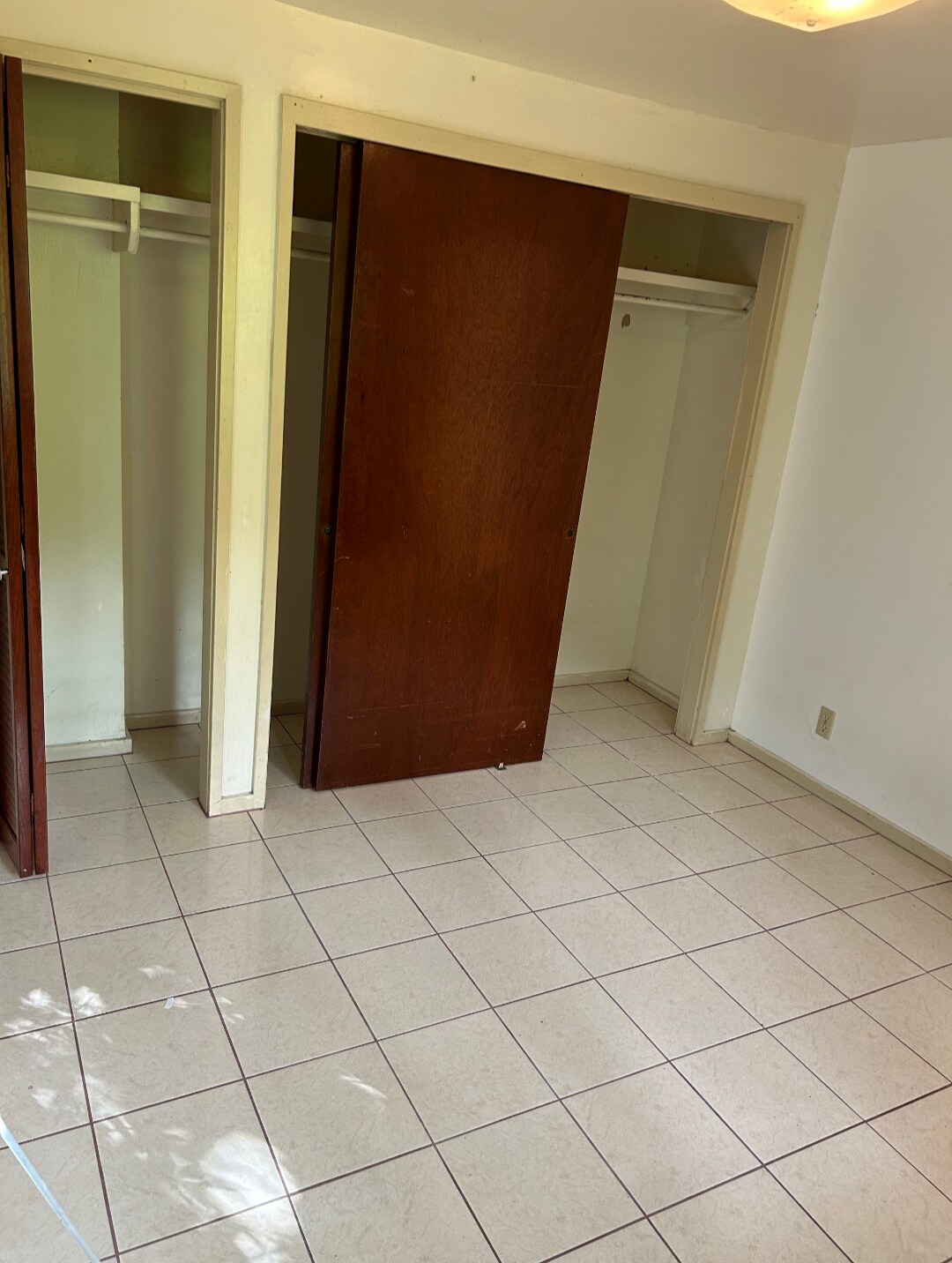 Building Photo - 2828 Kalihi St