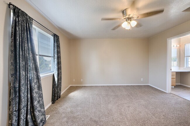 Building Photo - Close to Lake Lowell!