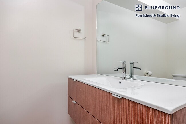 Building Photo - 654 N Virgil Ave