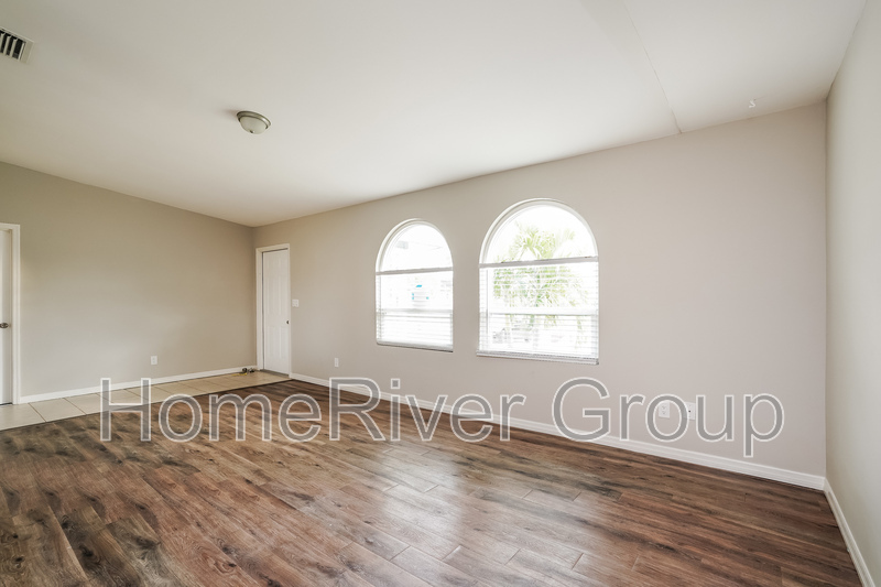 Building Photo - 902 SW 11th Ct