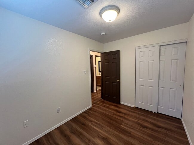 Building Photo - 3 BEDROOM HOME NEAR THE FOOTHILLS!