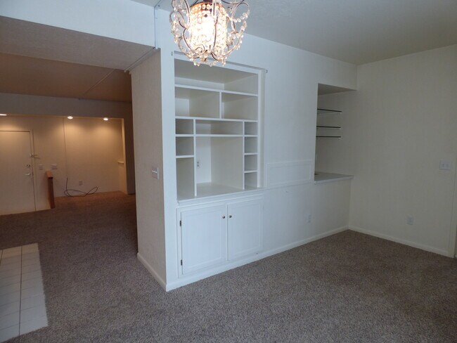 Building Photo - 1000 Fountain Terrace Dr