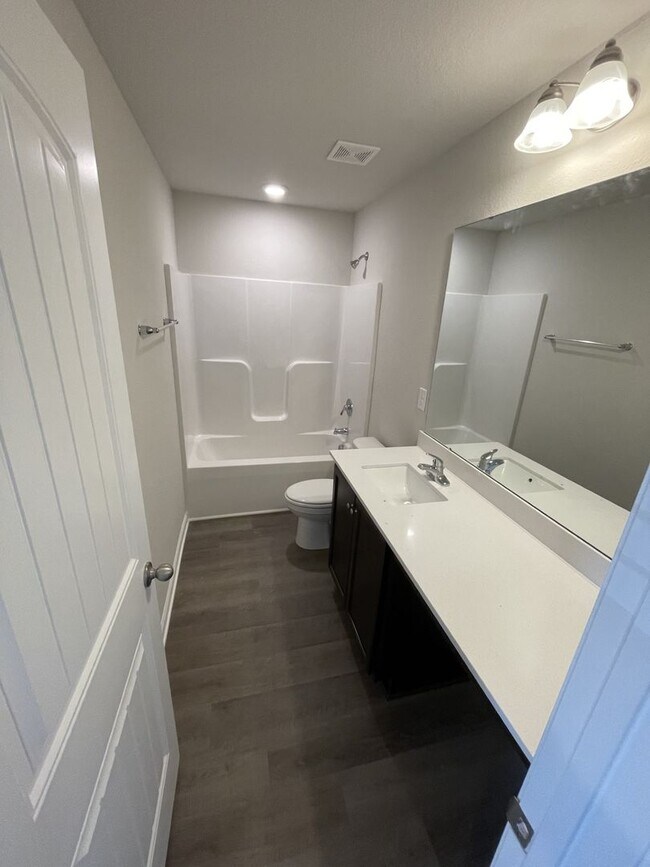 Building Photo - 3 Bd 2.5 Ba Townhome