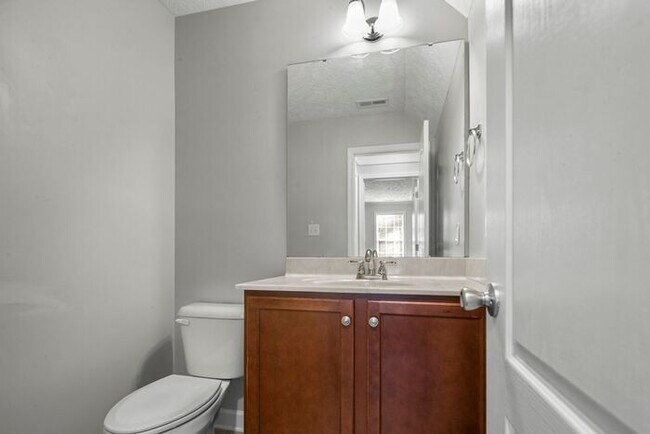 Building Photo - 4 Bedroom 2.5 Bath Home