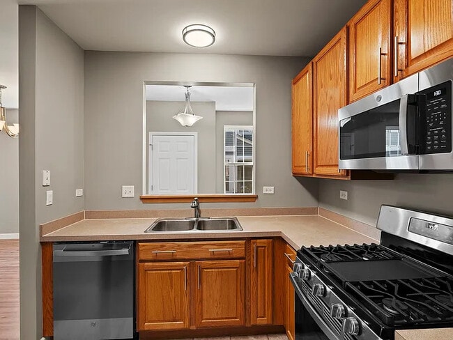 Building Photo - 2568 Golf Ridge Cir