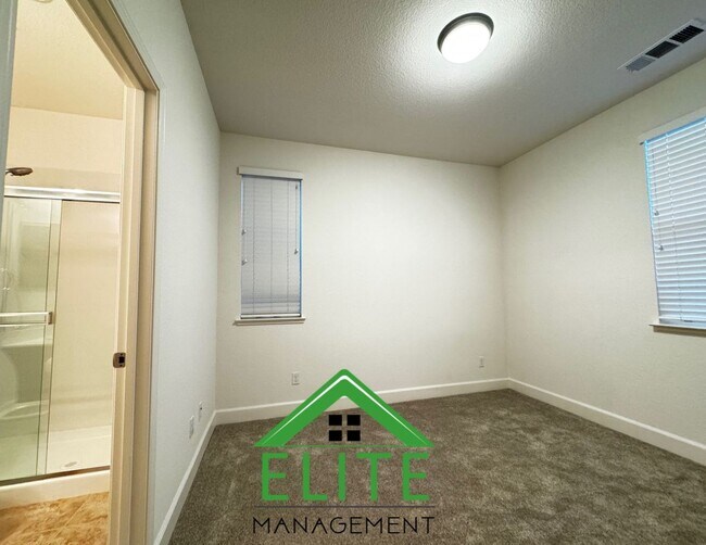 Building Photo - 2104 Westmeath Way