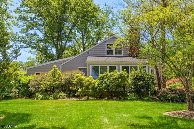 Building Photo - 24 Thackeray Dr