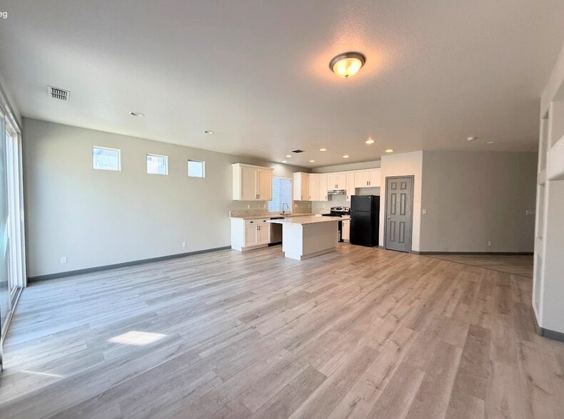 Building Photo - 633 Chandon Dr