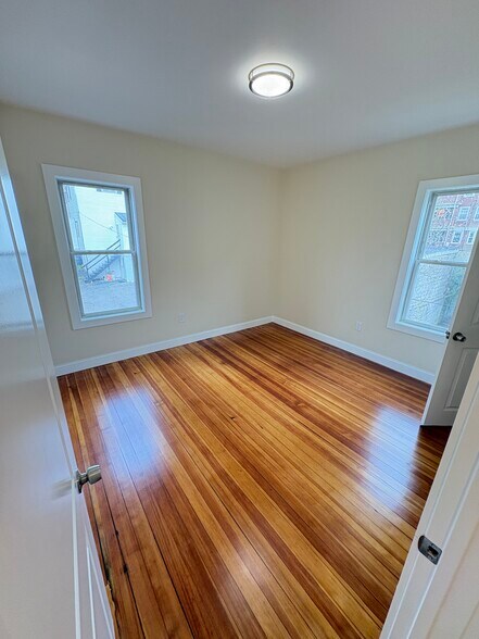 Building Photo - 7 Lowell Cir