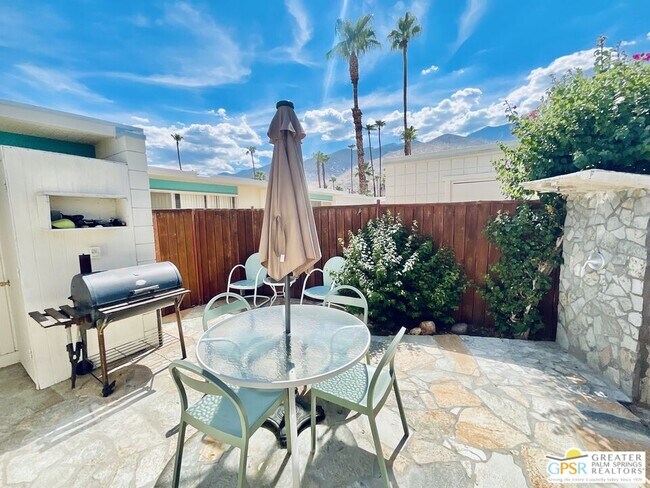 Building Photo - 1111 E Palm Canyon Dr