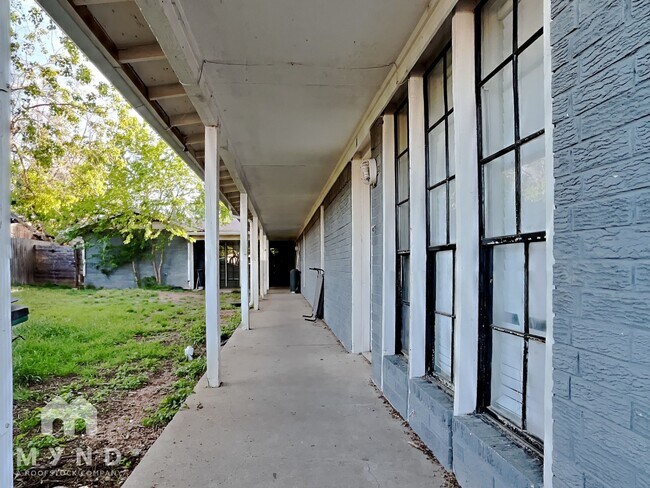 Building Photo - 1010 N Meadows Dr