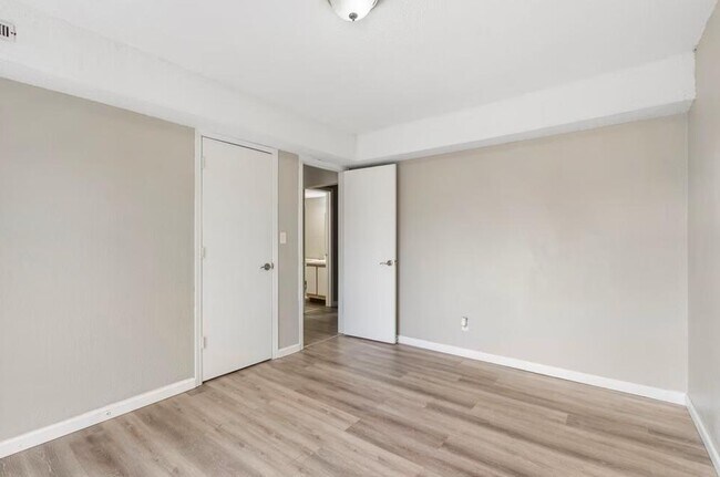 Building Photo - 865 S Douglas Ave