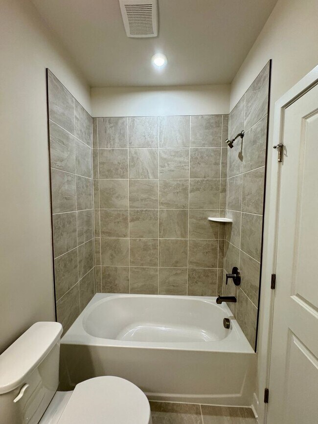 Building Photo - 5021 Chinook Ln