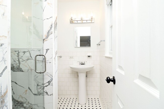 Building Photo - Newly Renovated One Level Downtown Residence