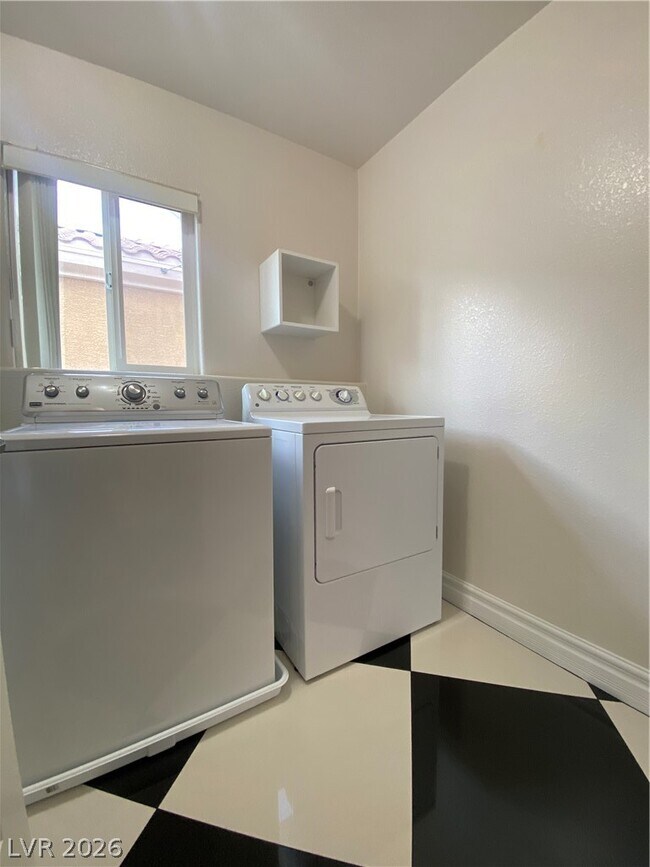 Building Photo - 175 Real Long Way