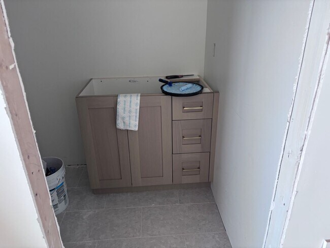 Building Photo - Beautiful 2 story with 6 bedrooms and swimming pool