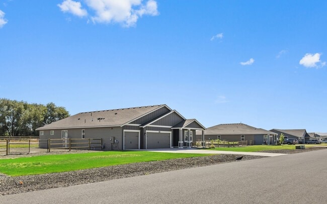 Building Photo - 4 Bedroom Home with Spacious Fully Fenced ...