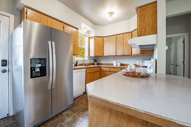Building Photo - Sought-after 5-Bedroom Pet Friendly Home i...