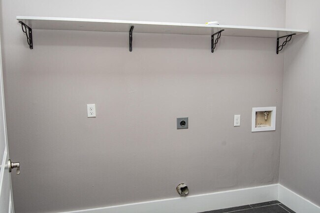 Building Photo - 995 Airport Rd