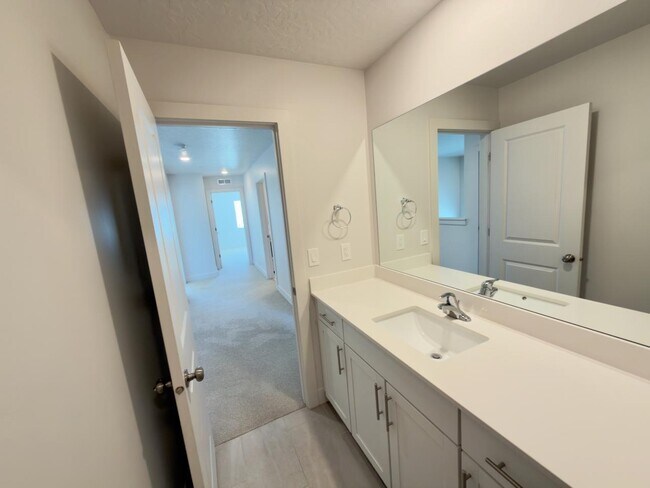 Building Photo - 414 W Snowberry Dr