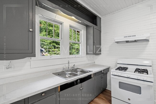 Building Photo - Updated 3 Bed 2 Bath with Large Fenced Yard