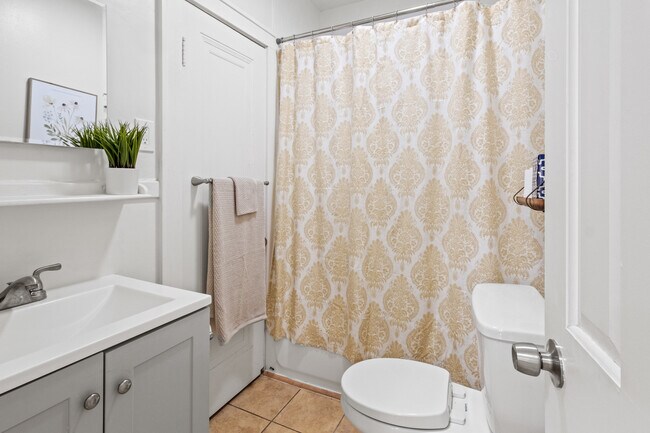 Building Photo - 1120 Fountain St NE