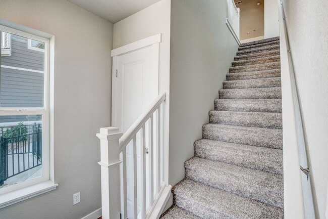 Building Photo - Move-In Ready 3-Bedroom Townhome with Garage & Modern Finishes in Loveland!