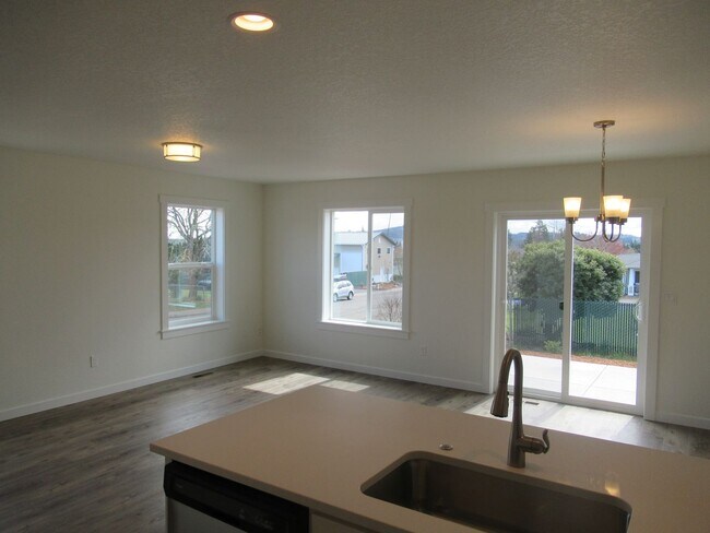 Building Photo - Newer Three Bedroom Duplex