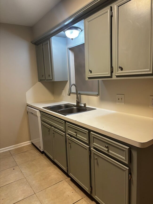 Building Photo - 2 bedroom 2 bath
