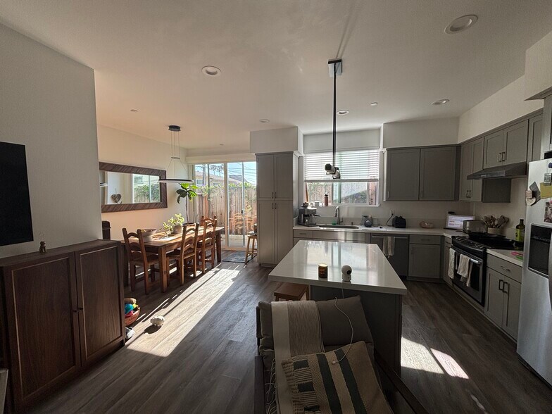 Building Photo - 1260 E Santa Clara St