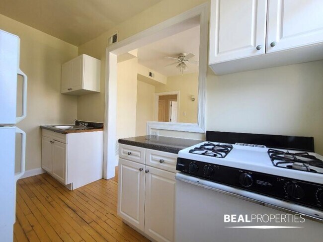 Building Photo - 1 bedroom in CHICAGO IL 60657