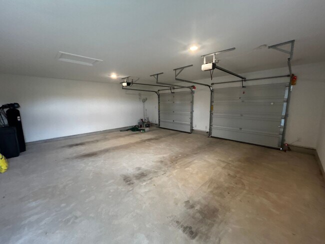 Building Photo - 2021 4/2.5 house in Devine Lake