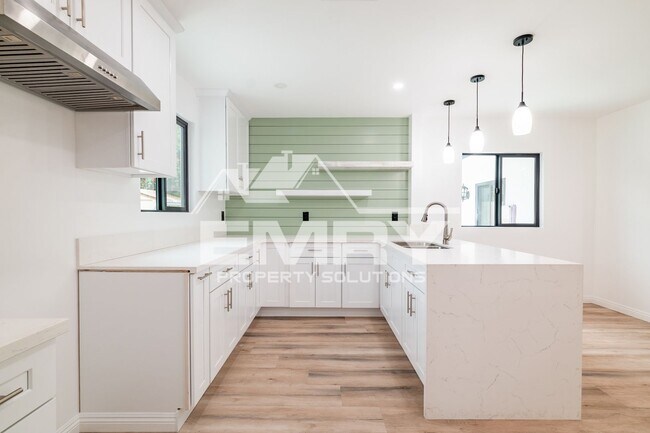 Building Photo - 3 Bed 2 Bath House For Rent Arrington Ave Downey