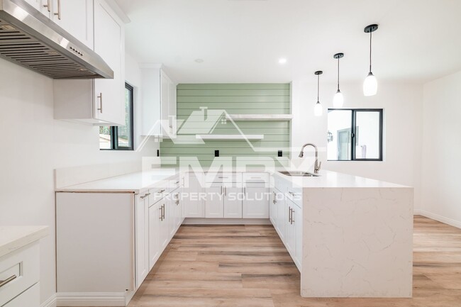 Building Photo - Amazing Deal 3 Bed 2 Bath House 1/2 Month ...